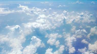 Güzel bulutlar gökyüzünde