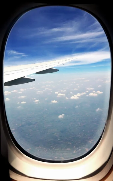 Asa e nuvens da janela do avião — Fotografia de Stock