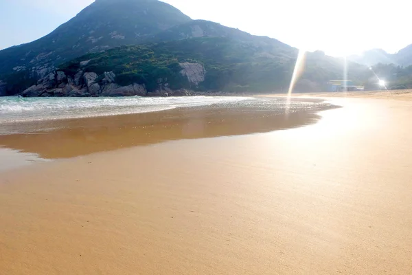 Plage, sable, mer et ciel ensoleillé — Photo