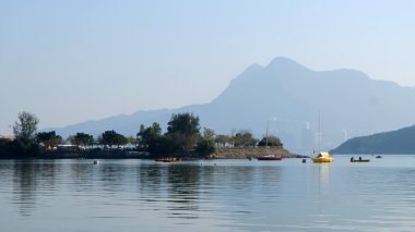 Tekneler, göl ve mavi gökyüzü