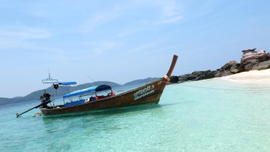 Sarı resort evler ve palmiye ağaçları tropikal Adası