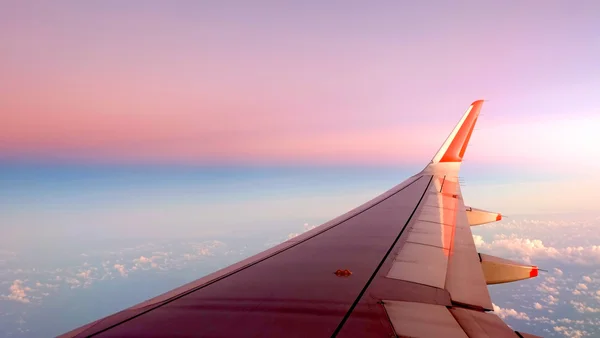 Asa do avião, nuvem branca e céu azul — Fotografia de Stock