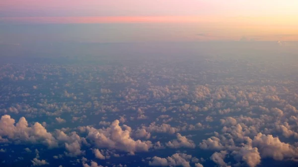 Під час заходу сонця пейзажний вид вище хмар — стокове фото