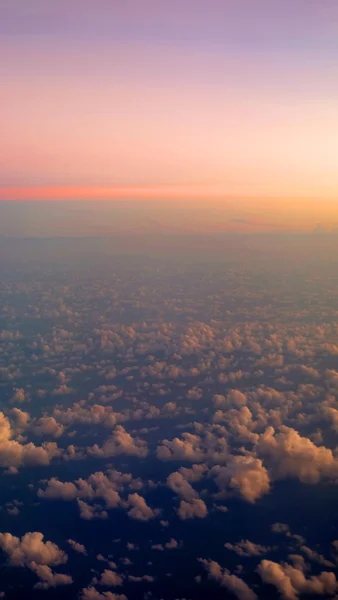 Naplemente tájkép felhők felett — Stock Fotó