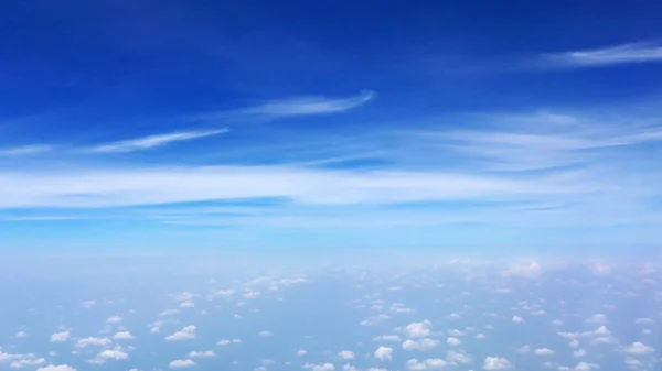 Cielo azul y nubes blancas — Foto de Stock