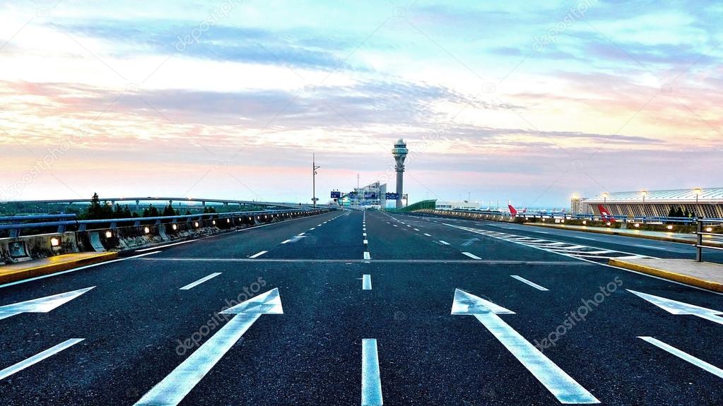 Shanghai Pudong Airport, cloud and blue sky