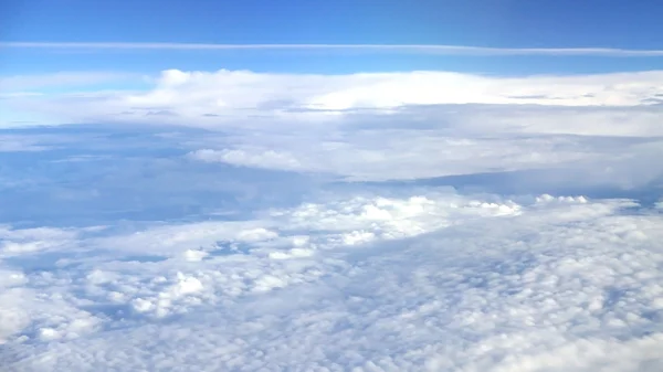 Nube blanca y cielo azul — Foto de Stock