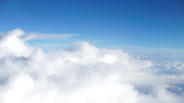 Біла хмара і блакитне небо — стокове фото