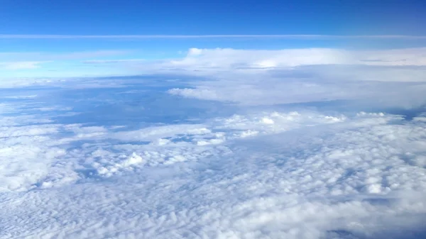 Beyaz bulut ve mavi gökyüzü — Stok fotoğraf