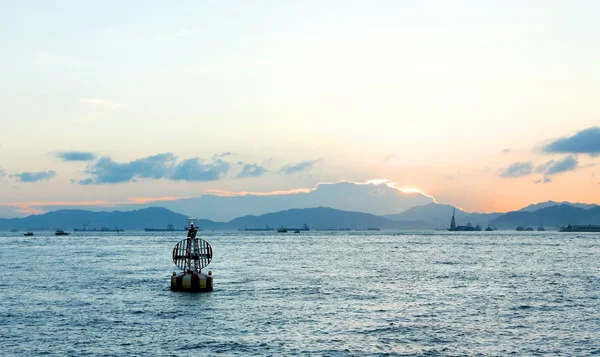 Okyanus ve gün batımından önce şamandıra