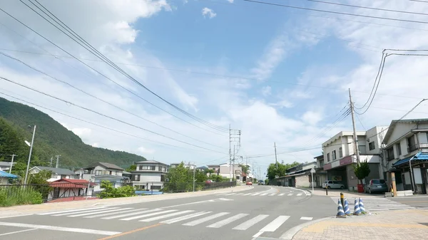 Mavi gökyüzü, yol ve köy