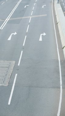 Sağ ok işareti yolda
