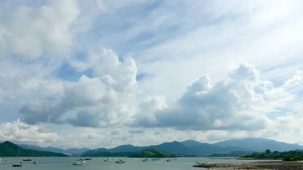 青い空、湖雲ボート — ストック写真