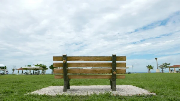 Houten tuinbank — Stockfoto