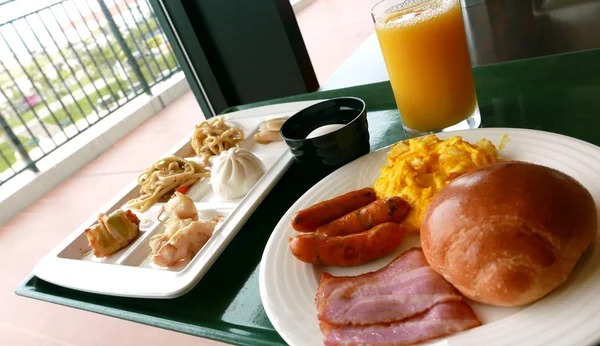 บุฟเฟ่ต์อาหารเช้าในโรงแรม — ภาพถ่ายสต็อก