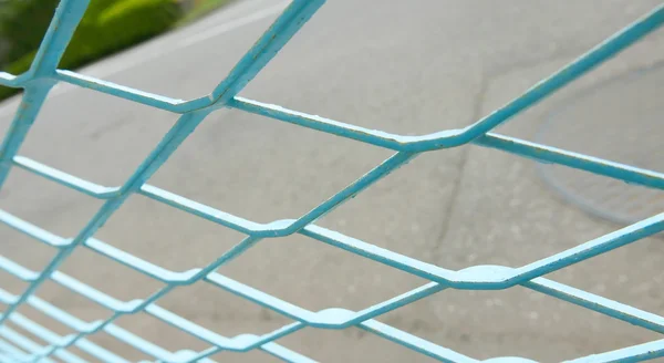 Modrý kovový drátěný plot — Stock fotografie