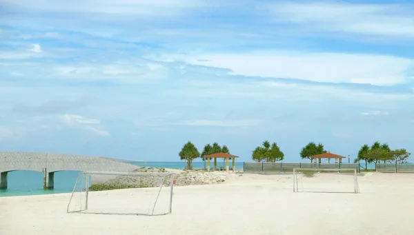 Voetbal doel netto, blauwe hemel en strand — Stockfoto