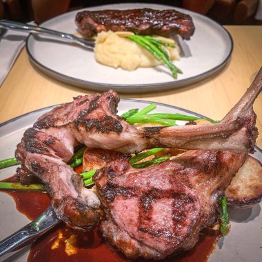 Kaynağı olan dikey kuzu pirzolası. Ve sebze.