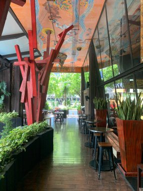 Bu kafe doğal elementlerle benzersiz bir tasarım içeriyor, müşteriler için misafirperver bir ortam yaratıyor.