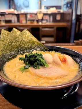 Buharda pişmiş tonkotsu ramen, içinde taze chashu domuz eti, mükemmel pişirilmiş jitama yumurtası, taze ıspanak ve çıtır yosun çarşafları var.