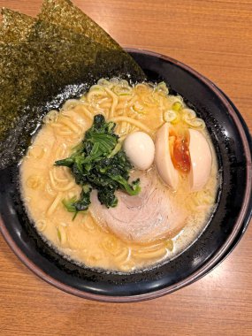 Buharda pişmiş tonkotsu ramen 'in yakın plan görüntüsü, içinde taze chashu pork, mükemmel pişirilmiş jitama yumurtası, taze ıspanak ve taze yosun var.