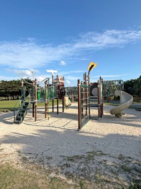 Çok sayıda slayt, tırmanma ağları ve merdivenlerle dolu canlı ve güvenli bir çocuk oyun alanı, açık hava eğlencesi ve eğlencesi için mükemmel.