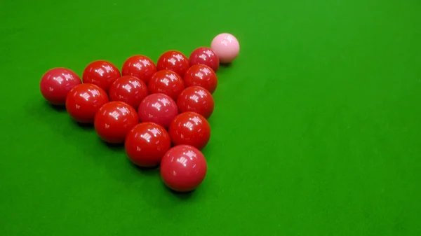 Bolas de snooker vermelho e rosa na mesa — Fotografia de Stock