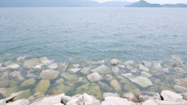 Göl, dağlar ve kayalar