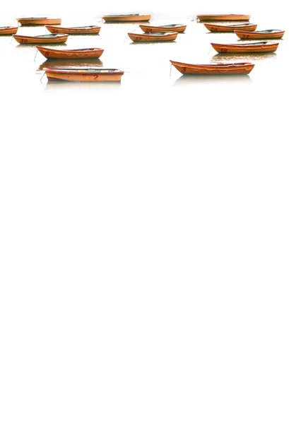 Barcos de pesca laranja verticais no fundo branco — Fotografia de Stock