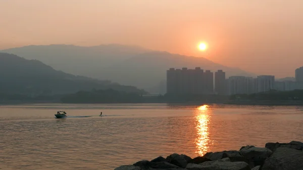 Wakeboard no lago ao pôr do sol — Fotografia de Stock