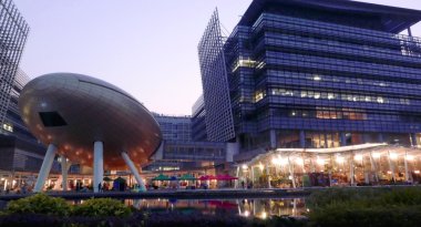 Su birikintisi ile dış ofis binaları 