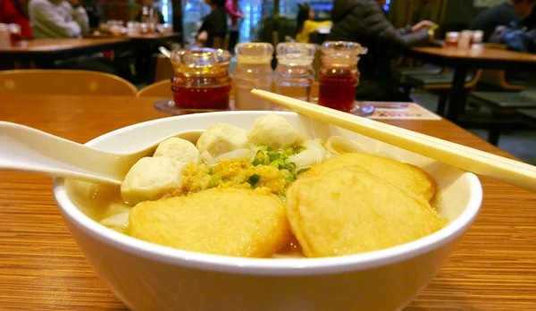 木製のテーブルに賣麺 — ストック写真