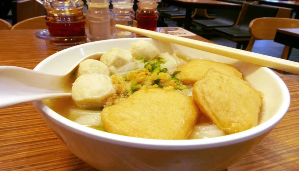 Mie ikan dengan garam, lada shake di meja kayu — Stok Foto