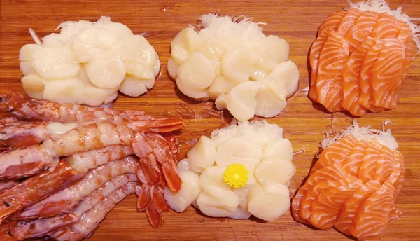 日本料理生鱼片在木托盘上设置 — 图库照片