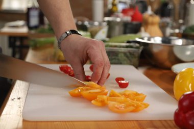 Şefin ellerinde taze yaz sebzeleri, peruk, biber ve kiraz domatesleri.