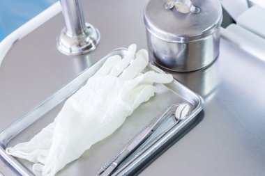 Diş ekipman ve beyaz plastik eldiven