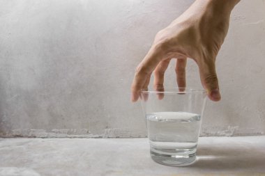 El temiz bardak su kapma