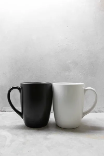 Zwart-wit koffie mok op betonnen tafel — Stockfoto