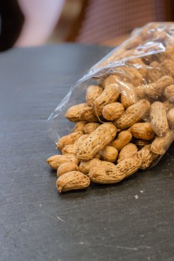 Fıstık siyah taş masada yığını