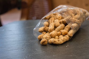 Fıstık siyah taş masada yığını