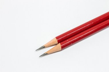 Beyaz arka plan üzerinde iki kırmızı kalem