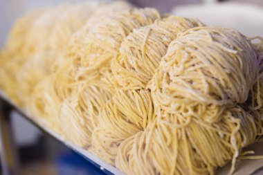 Pişmemiş rulo sarı erişte