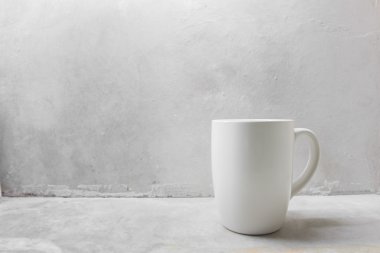 Beton masada beyaz kahve kupa