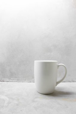 Beton masada beyaz kahve kupa