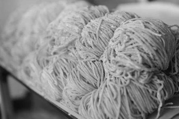 Bianco e nero di pasta rotolo crudo nello scaffale del cinese — Foto Stock