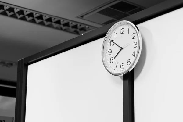 Foto en blanco y negro del reloj circular en la pared — Foto de Stock