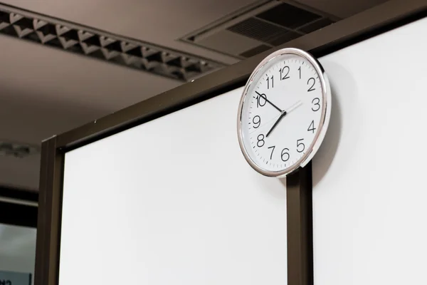 Reloj blanco en la pared — Foto de Stock