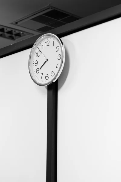 Foto en blanco y negro del reloj circular en la pared — Foto de Stock