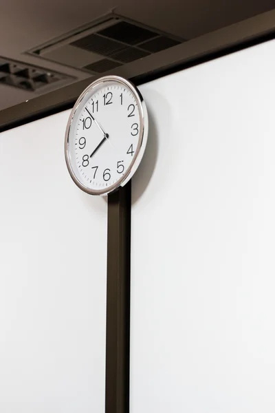 Reloj blanco en la pared — Foto de Stock