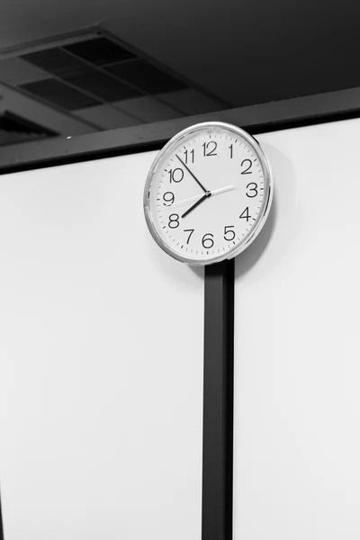 Foto in bianco e nero di orologio circolare sulla parete — Foto Stock